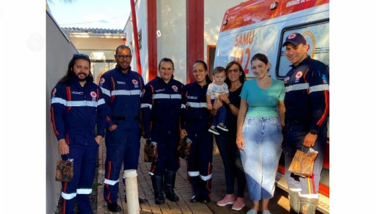 Equipe do SAMU reencontra bebê que foi salvo após cair na piscina