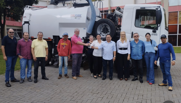 Cafelândia entrega caminhão varredor com sucção para limpeza pública