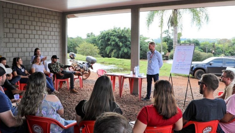 Jovens do Programa Conecta Peixes participam de Dia de Campo da Copacol