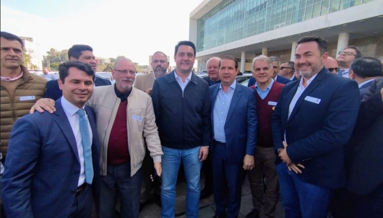 Micheletto e Ratinho Jr. entregam viaturas da Polícia a municípios