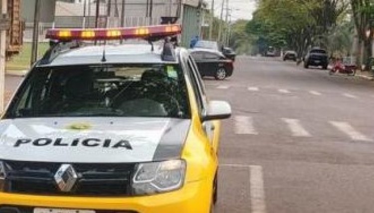 Motorista bate carro em um poste e abandona o veículo em Cafelândia