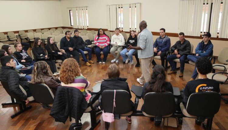 Grupo de Jovens da Copacol aprende técnicas de comunicação e oratória