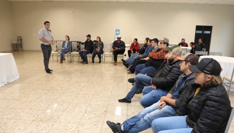 Suinocultores da Copacol aprendem manejos para diminuir condenações no frigorífico da Frimesa 