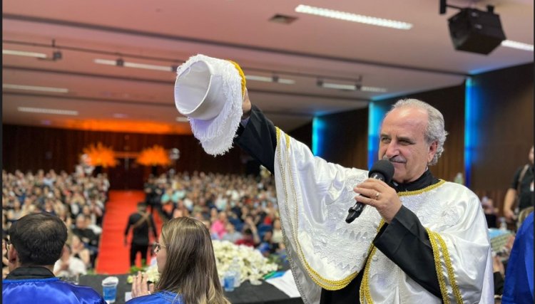 Mais de 120 alunos realizam colação de grau na Univel
