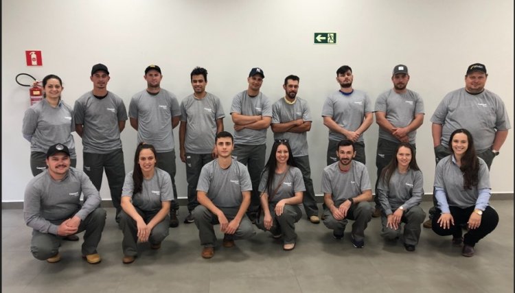 Jovens produtores do Conecta Copacol conhecem tecnologia avançada no aviário-escola