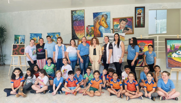 Alunos da Escola Manoel da Nóbrega visitam exposição de artes da Apae na Casa da Cultura de Cafelândia 