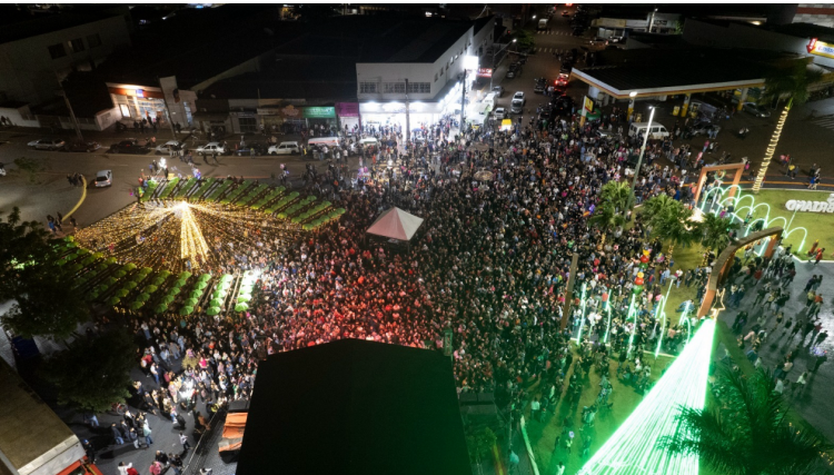 Muita emoção das milhares de pessoas que participaram da abertura do Natal Luz em Assis 