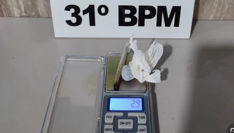 Três homens são flagrados pela PM fumando maconha na rodoviária em Cafelândia 