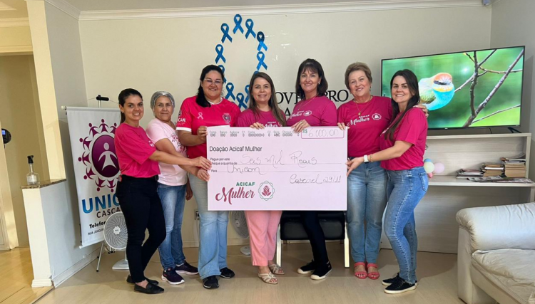 ACICAF Mulher faz a entrega das doações do Outubro Rosa