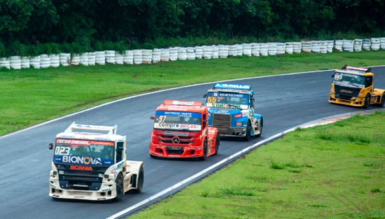 Pedro Muffato faz história e é campeão da Fórmula Truck aos 83 anos