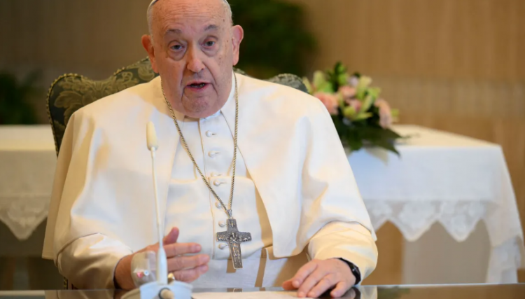 Papa Francisco pede proibição universal da barriga de aluguel