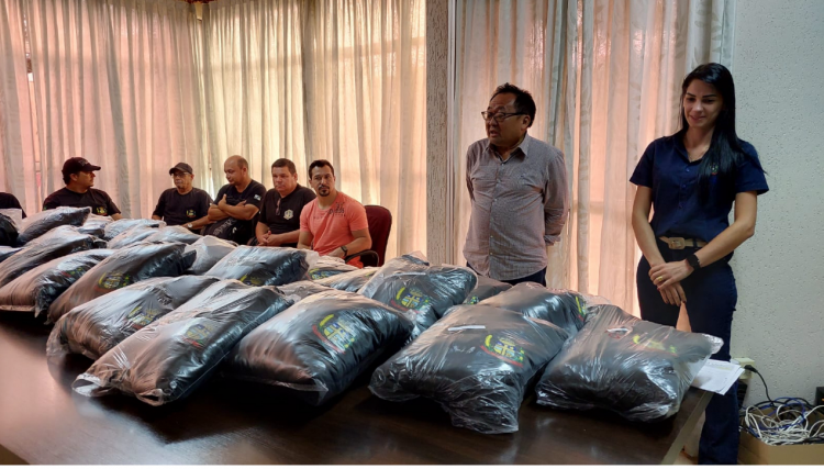 Vigias de Cafelândia recebem kit de uniformes