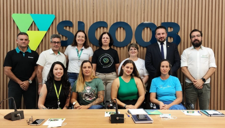 Sicoob Médio Oeste promove capacitação dos professores orientadores das cooperativas mirins