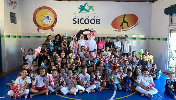 Sicoob Médio Oeste entrega ovos de chocolate para crianças de cooperativa mirim 