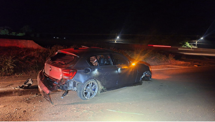 Após fazer racha em Corbélia, homem bate uma BMW foge do local e abandona a namorada 