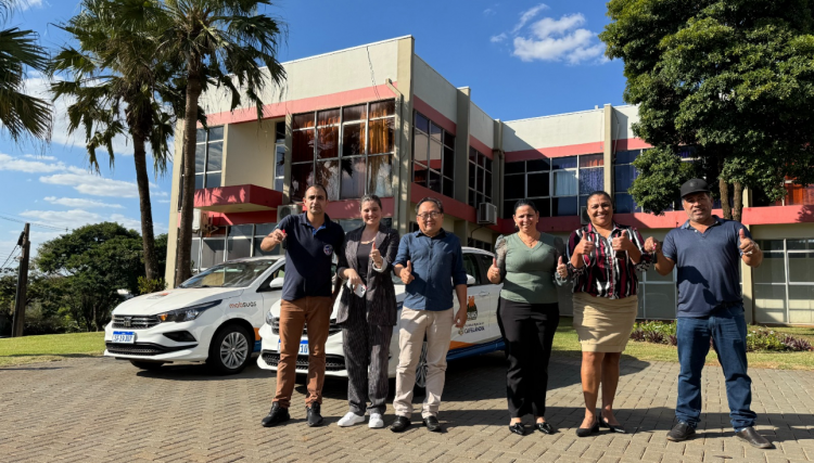 Governo de Cafelândia entrega dois veículos 0km para a Assistência Social
<br/>
