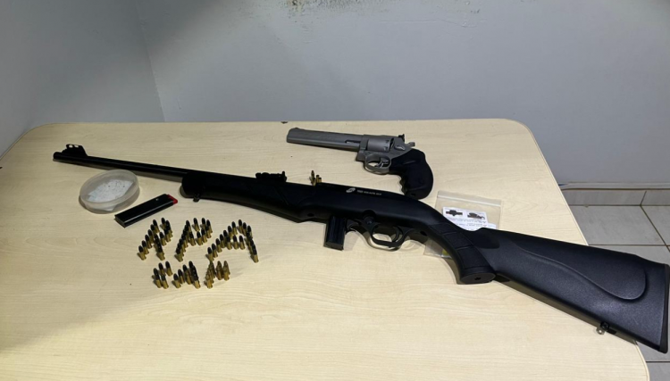 Homem é preso após ameaçar matar companheira com arma de fogo em Cafelândia 