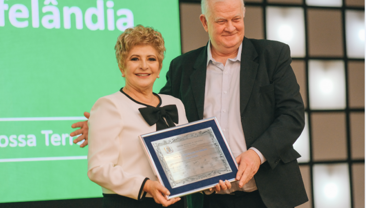 Presidente Maura Carrara celebra 20 anos à frente da Sicredi e recebe título de cidadã honorária de Cafelândia