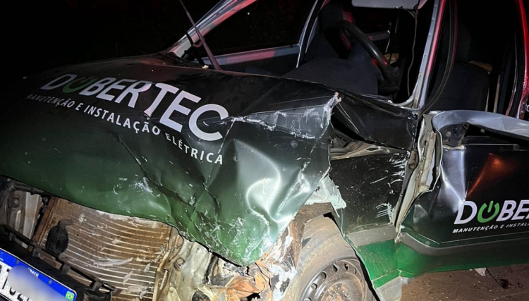 Fam&iacute;lia se envolve em acidente nesta noite de domingo na PR 180 em Cafel&acirc;ndia