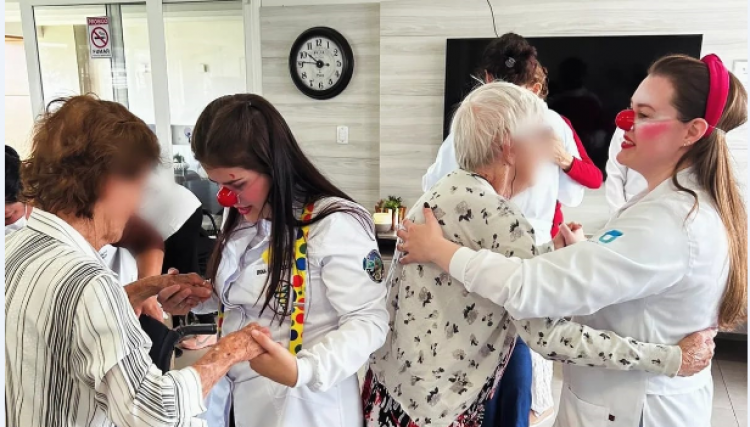 Sorrisos que curam: projeto Viver de Rir leva alegria a pacientes e idosos
