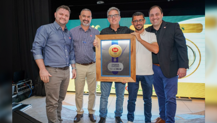 Cobb-Vantress homenageia Rivelli e Granja Raposo por "Melhores Lotes" no Jantar do Galo, em Minas Gerais