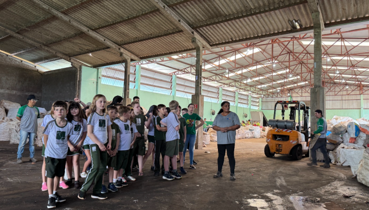 Alunos do Colégio Ellos de Cafelândia conhecem a UVR (Unidade de Valorização de Recicláveis) 