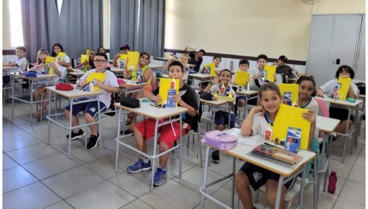 Alunos da rede municipal de Assis recebem materiais escolares, e na sua cidade as crianças receberam?