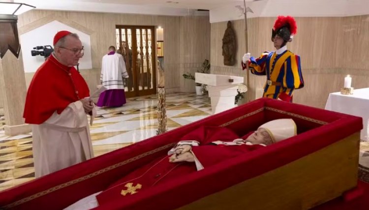 Funeral do papa Francisco será no sábado às 5h, Vaticano divulgou as primeiras imagens no caixão