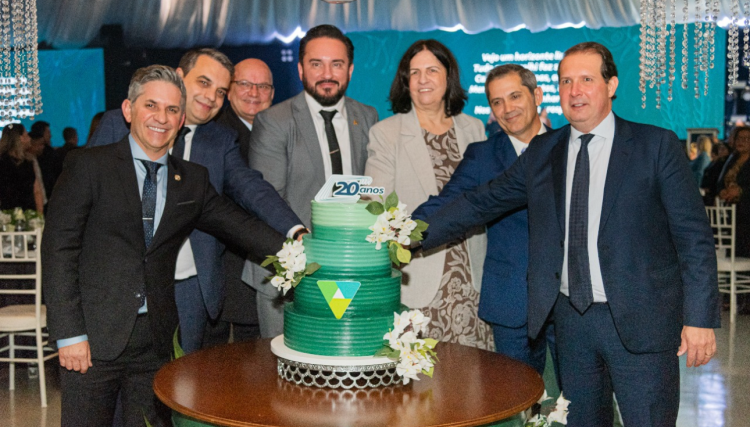 Sicoob celebra 20 anos com homenagem aos fundadores, lançamento de livro e campanha de prêmios, veja o vídeo 