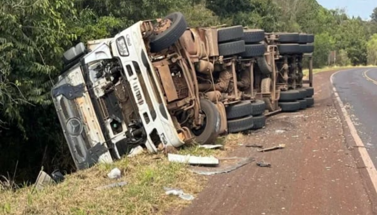 Carreta carregada com maravalha tomba entre Cascavel e Corbélia
<br/>
