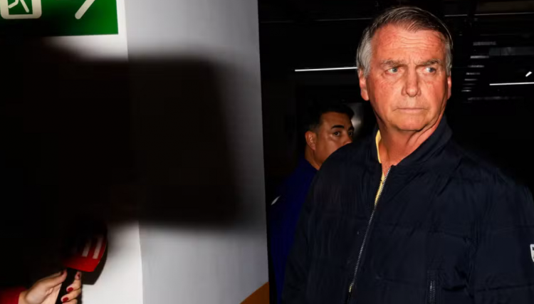 Moraes decreta prisão domiciliar de Bolsonaro e PF apreende celular do ex-presidente