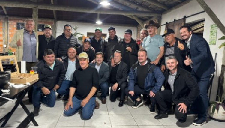 Jesuítas apresenta seu prato típico em confraternização com autoridades estaduais em Curitiba