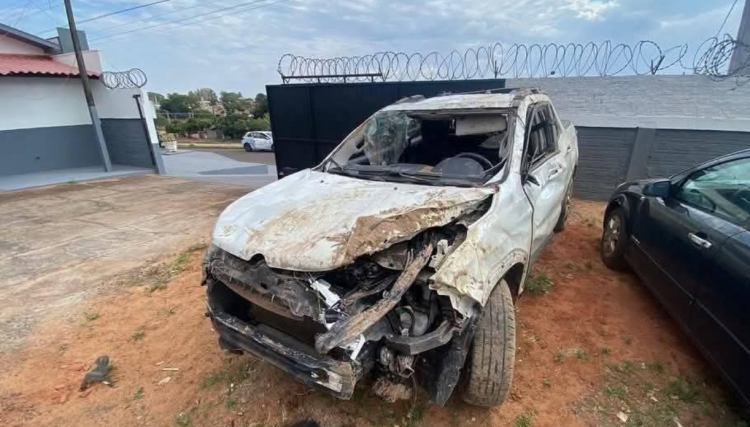 Carro de cobradores desaparecidos tem marcas de tiros de grosso calibre e mancha de sangue 