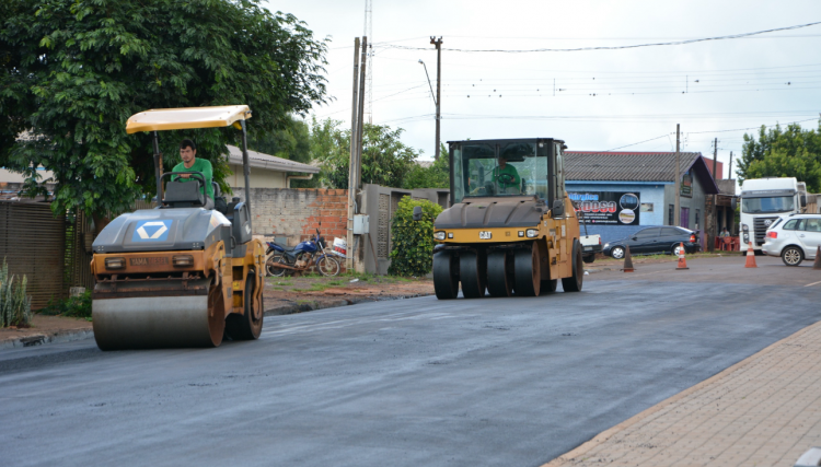 Avenida de Corbélia recebe nova pavimentação asfáltica sem custos para o município 
