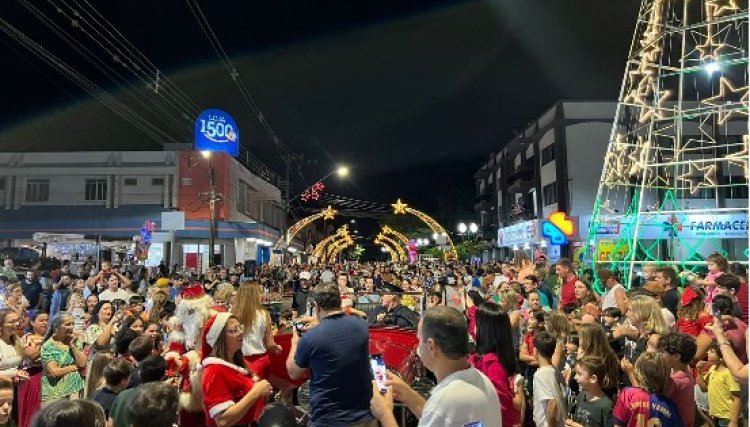 Em noite histórica milhares de pessoas acompanham o acender das luzes de Natal em Corbélia 