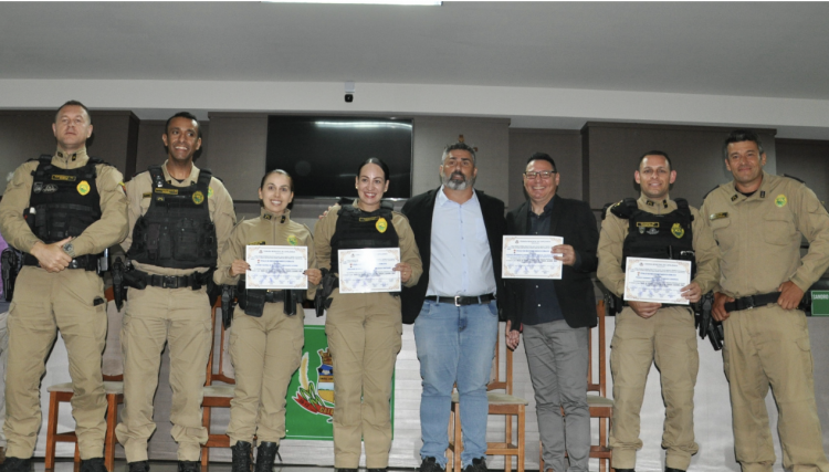 C&Acirc;MARA DE VEREADORES DE CAFEL&Acirc;NDIA PRESTA HOMENAGEM A POLICIAIS MILITARES