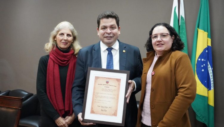 Gugu Bueno entrega T&iacute;tulo de Utilidade P&uacute;blica &agrave; Funda&ccedil;&atilde;o Waldyr Becker, de Toledo