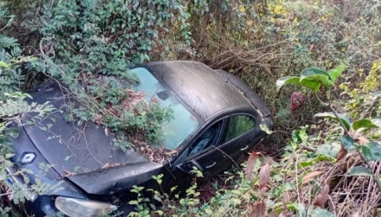 Pol&iacute;cia investiga origem de carro abandonado em estrada rural de Cafel&acirc;ndia