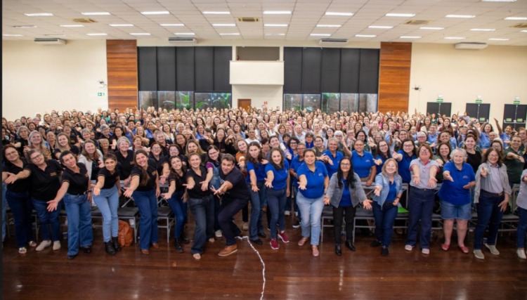 Show de m&aacute;gica trabalha habilidades de autoconfian&ccedil;a com os Grupos Femininos