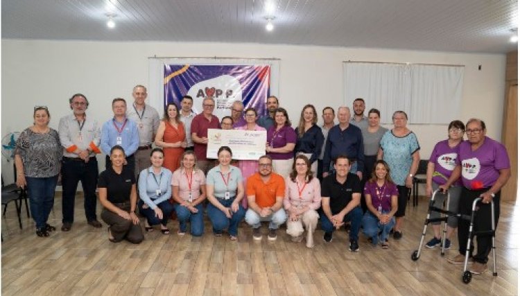 Frimesa e cooperativas parceiras entregam cheque oficial &agrave; Associa&ccedil;&atilde;o de Portadores de Parkinson