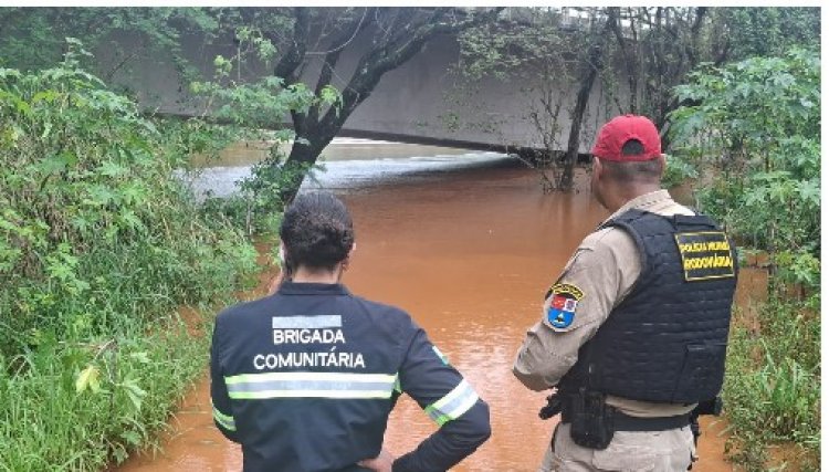 Pol&iacute;cia Rodovi&aacute;ria monitora situa&ccedil;&atilde;o das pontes do Rio Piquiri devido a cheia