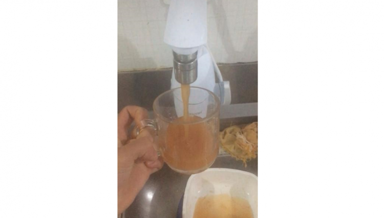Água volta em alguns pontos de Cafelândia, mas com sujeira nos canos