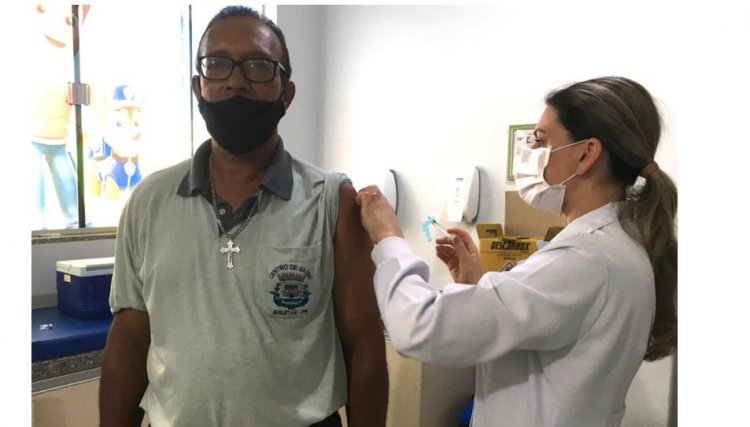 Profissionais da saúde de Jesuítas recebem as primeiras doses da vacina contra a Covid-19