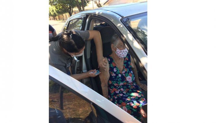 Idosos acima de 90 anos recebem a segunda dose da vacina contra a Covid-19 em Nova Aurora