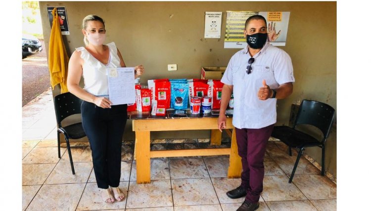 Vereadora de Cafelândia Rose do Raio X faz a doação de sementes para Horta Comunitária
