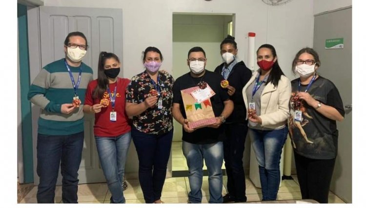 Idosos recebem presentes para o Arraiá Denti Casa do CRAS em Anahy