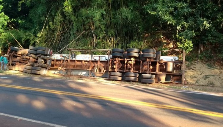 Motorista de caminhão que tombou foi atendido pelo PAM de Cafelândia