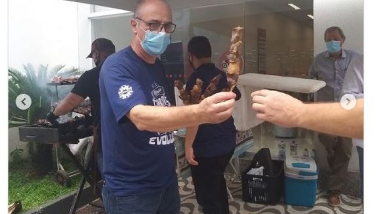 Entidades do agro fazem churrasco na porta do Bradesco em protesto de vídeo contra o consumo de carne 
