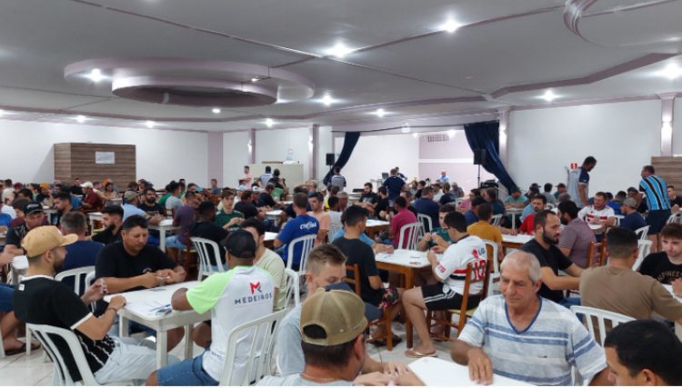 Truco, seis, nove, doze e assim foi a 1º rodada do campeonato de truco reúne mais de 300 pessoas em Cafelândia