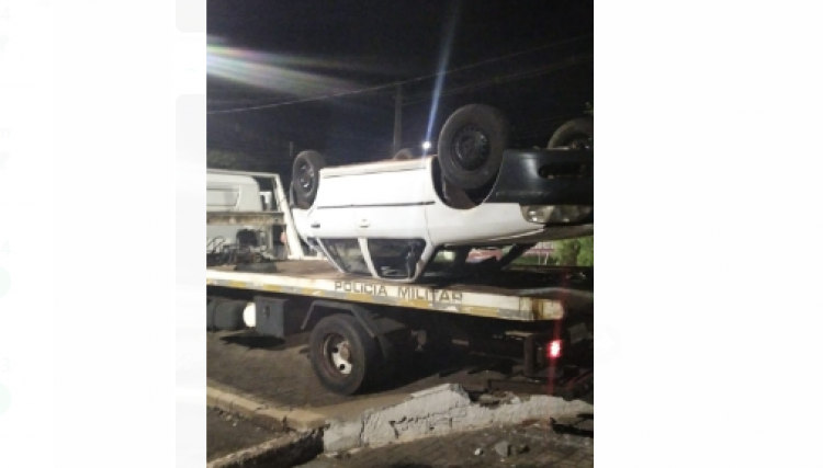 Carro que capotou e parou na lateral do Ginásio de Esportes de Nova Aurora é apreendido